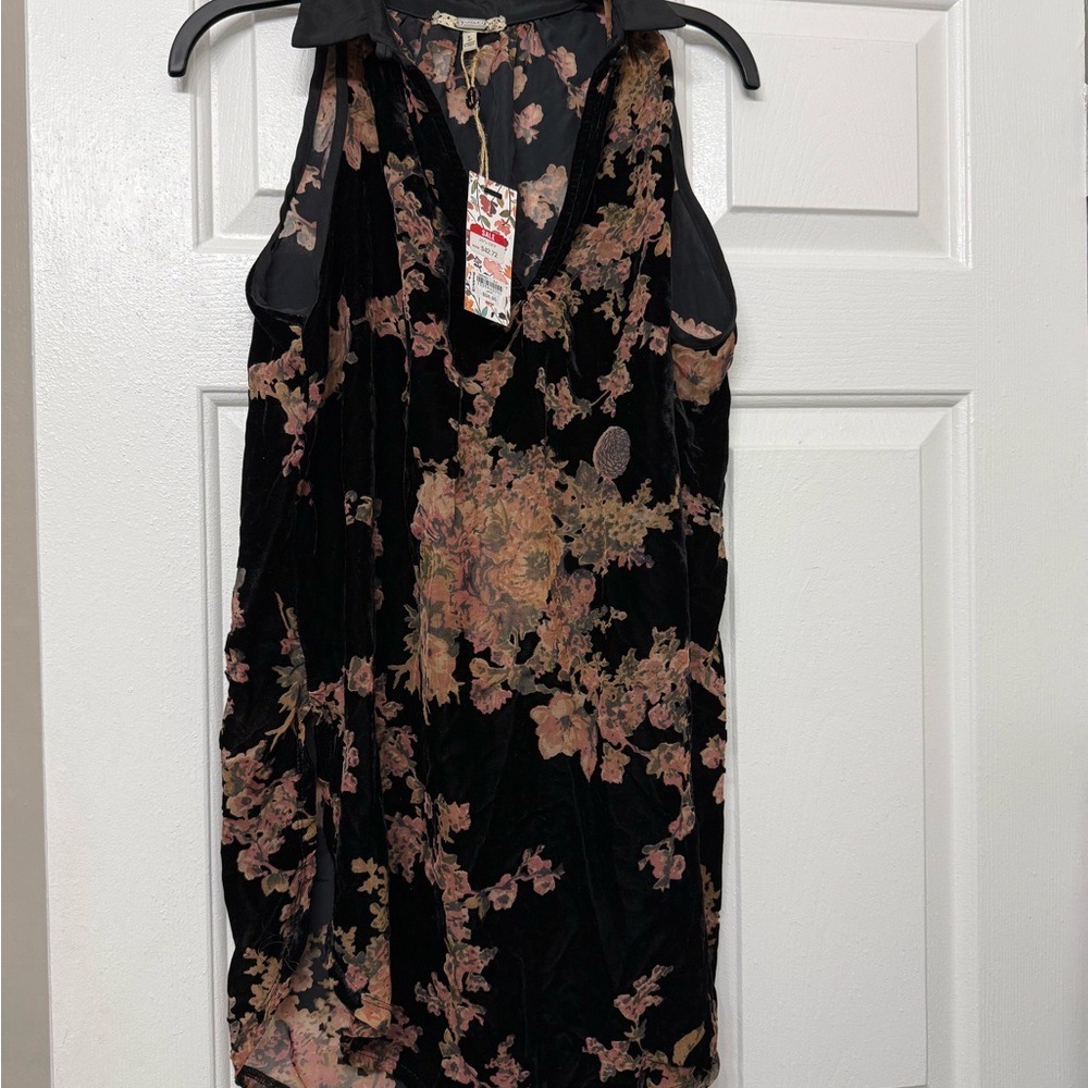 Gimmicks by BKE Black and Pink Floral Tank Top